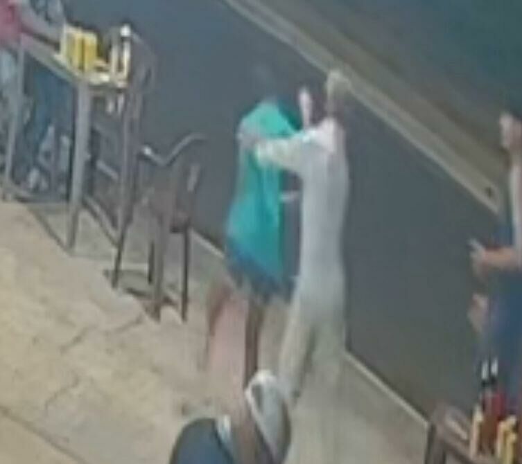 Imagem de compartilhamento para o artigo Vídeo: Mulher é esfaqueada em conveniência de Figueirão e companheiro é preso em flagrante por tentativa de feminicídio da MS Todo dia